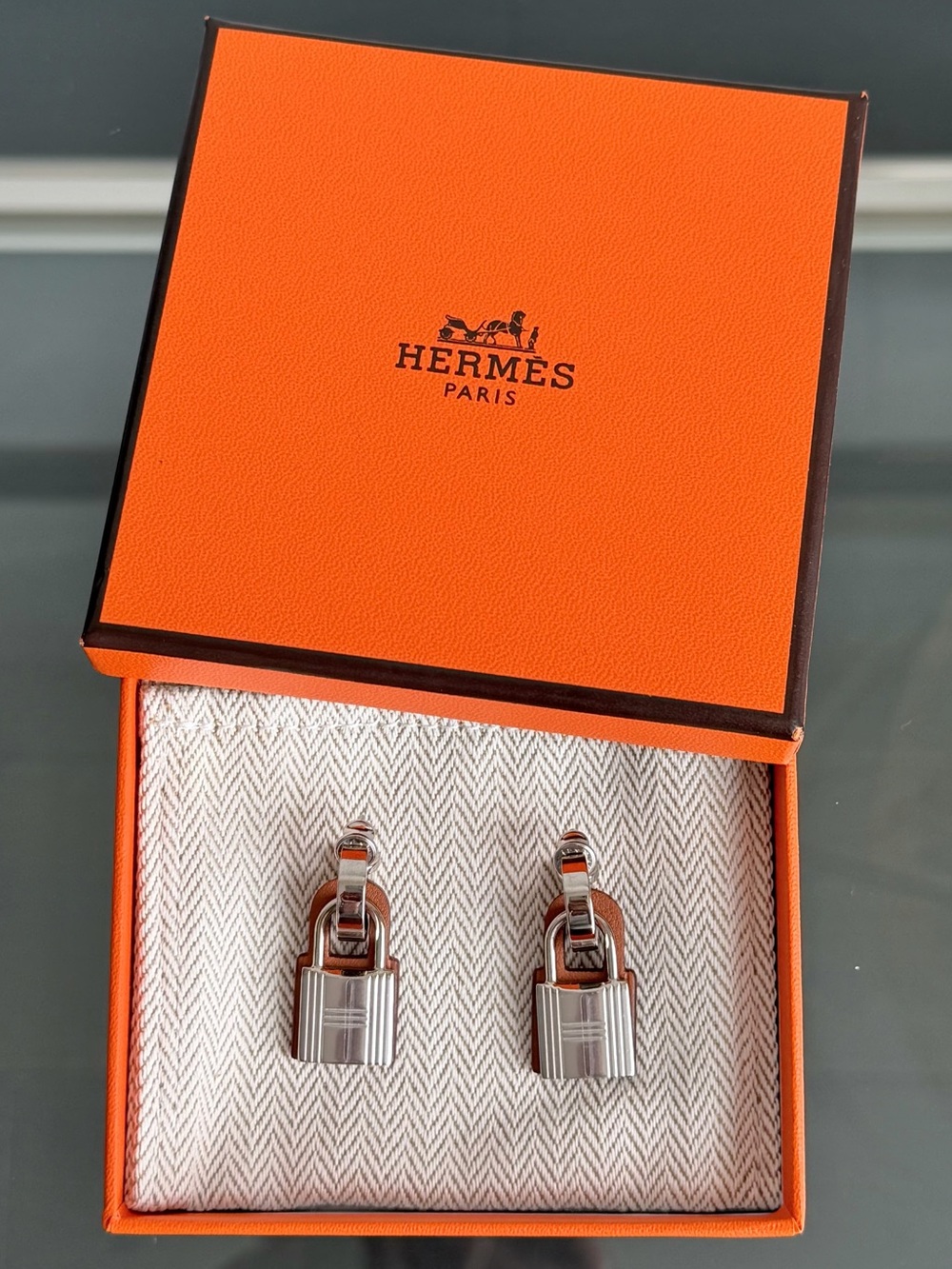 Hermès O’ Kelly earrings. Palladium and Gold Swift Leather 🍊 - Picture 2 of 9